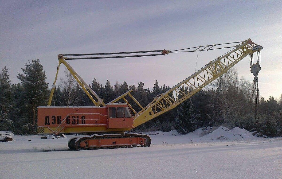 Гусеничный кран зимой