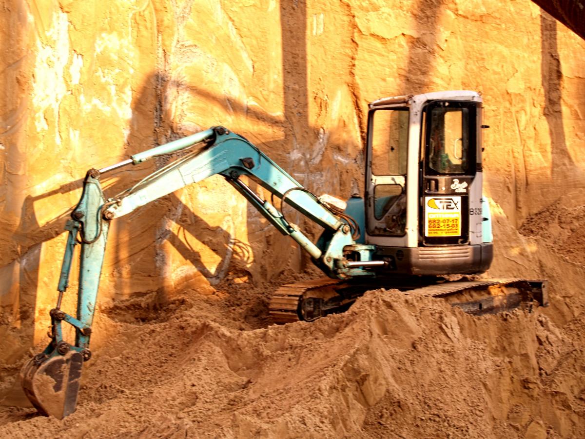 Экскаваторщик час. Kobelco sk40sr. Kobelco экскаватор 40. Выравниватель грунта для мини экскаватора. Экскаватор 40 т Хендай.