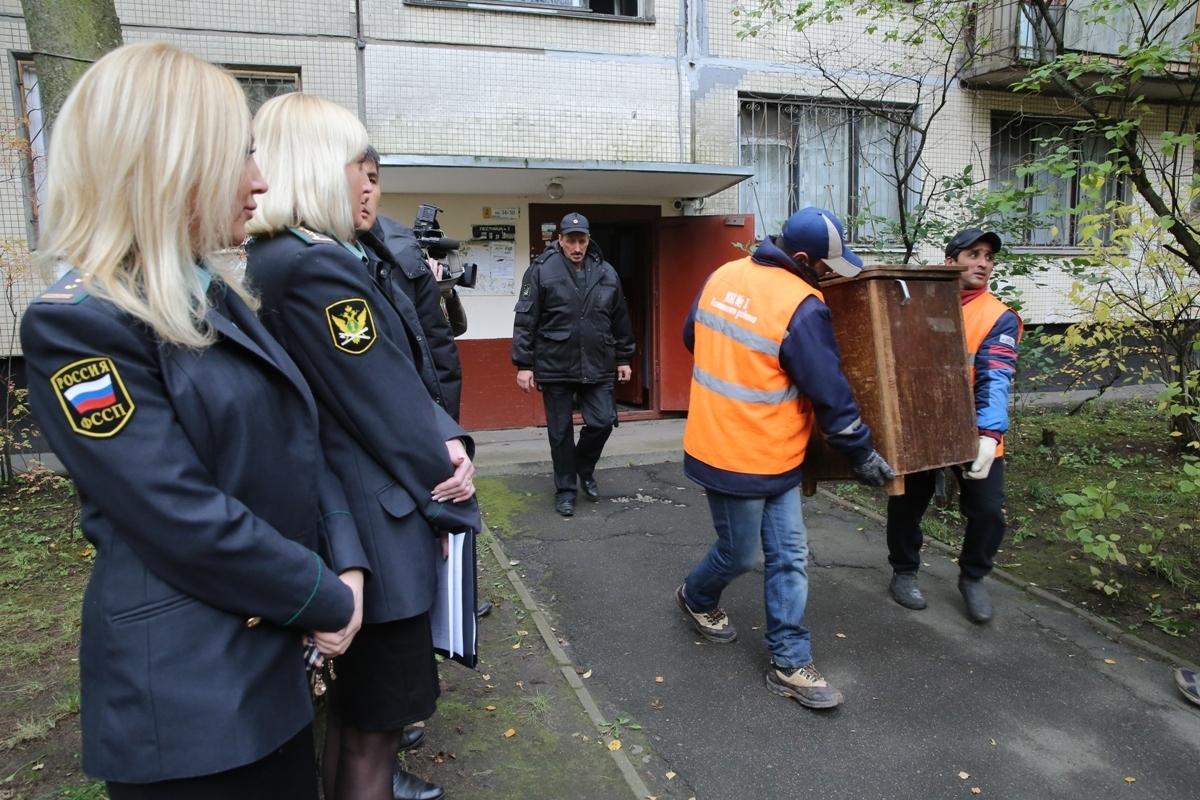 можно ли не пускать приставов в квартиру