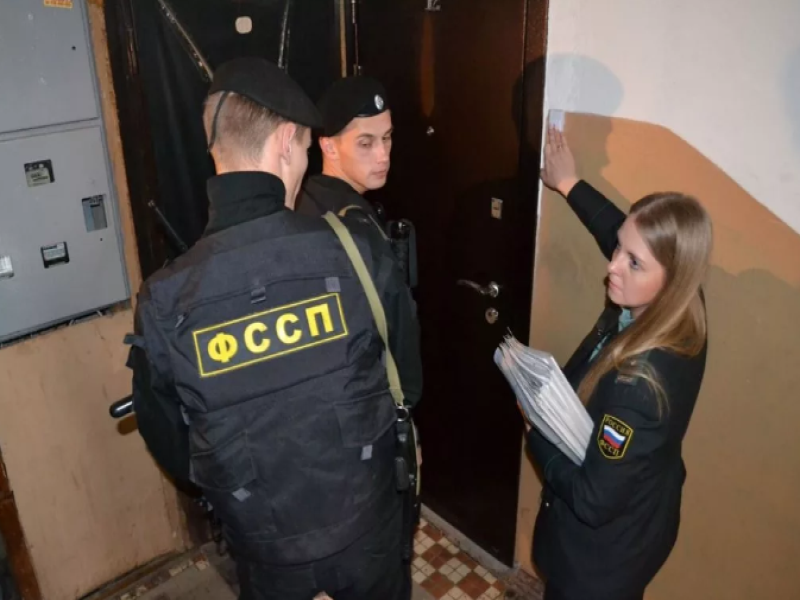 можно ли не пускать приставов в квартиру