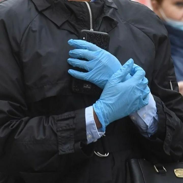 Отмена требования об обязательном ношении перчаток в общественных местах и на транспорте в Москве не окажет существенного влияния на их производителей