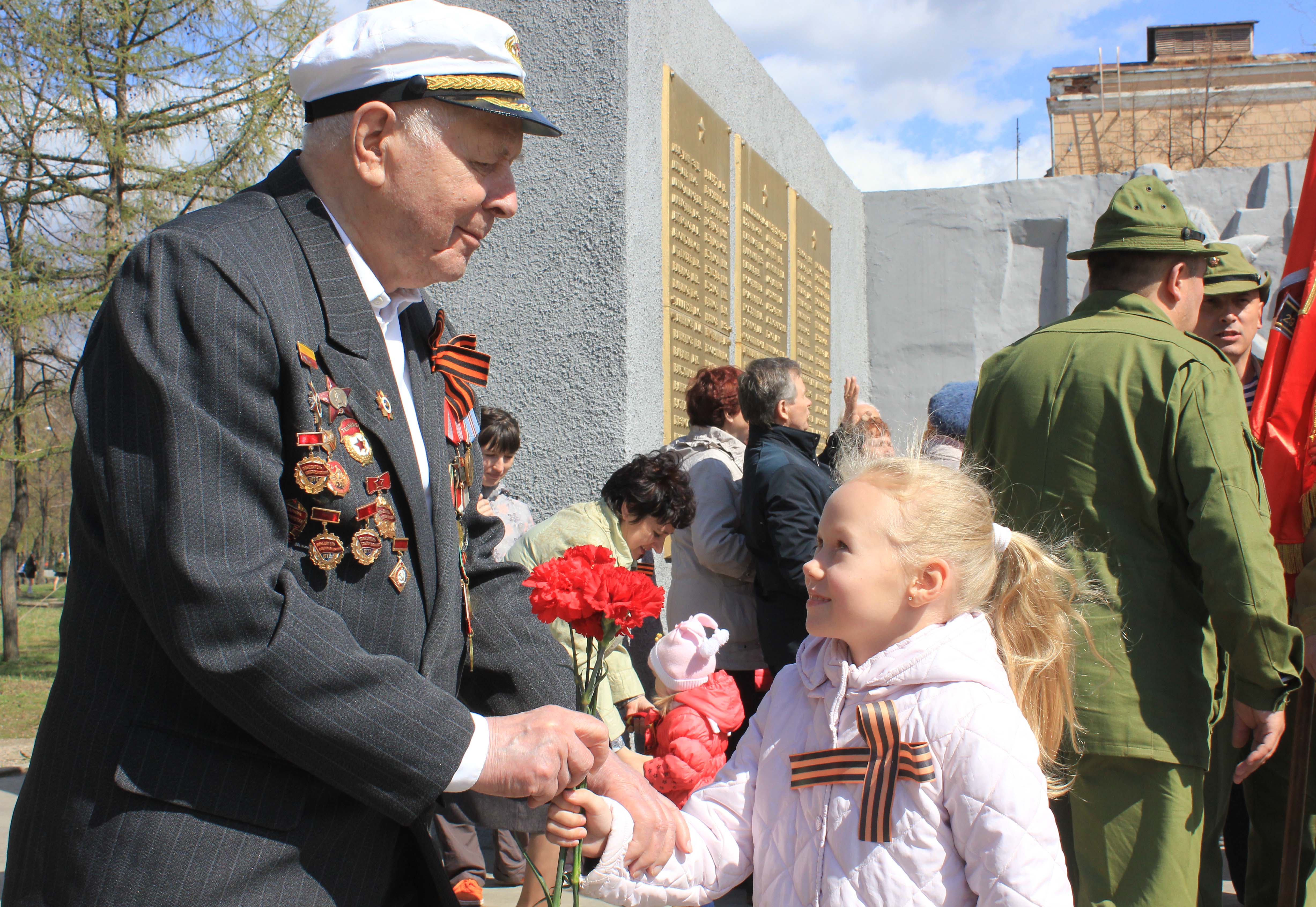 Когда поздравляют ветеранов. Цветы ветеранам. Ветераны и дети. Дети поздравляют ветеранов. Дети поздравляют ветеранов с днем Победы.