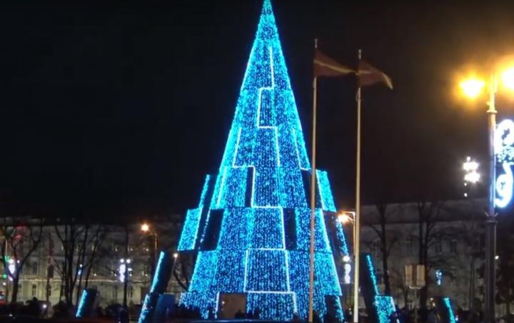Необычная рождественская елка в стиле хайтек, установленная в центре Вильнюса