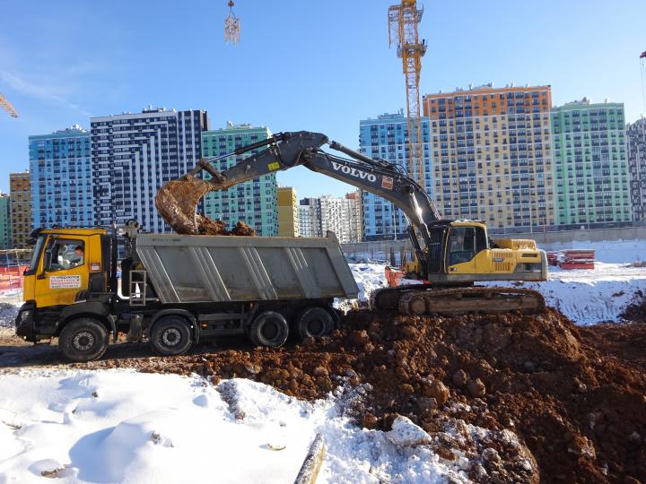 Самосвалы разработка котлованов. Экскаватор Вольво 380. Разработка котлована. Вывоз грунта