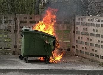 Жители Краснодара подожгли мусорный контейнер в знак протеста