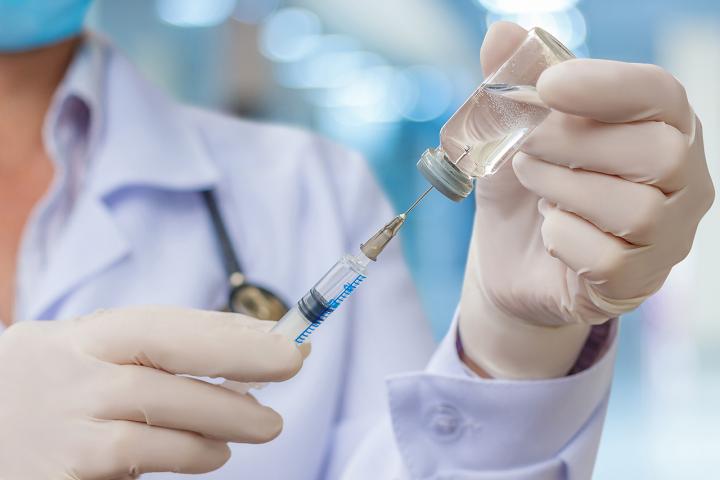 Вакцину против новых штаммов «Омикрона» подготовили к испытаниям